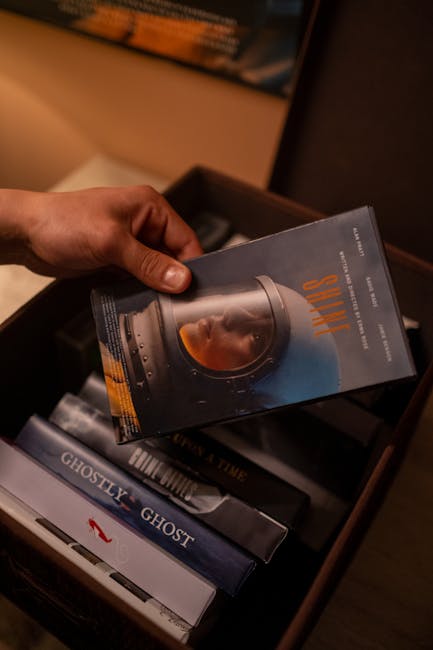 Rincón de departamento pequeño con lámpara de pie y luz cálida sobre mesa